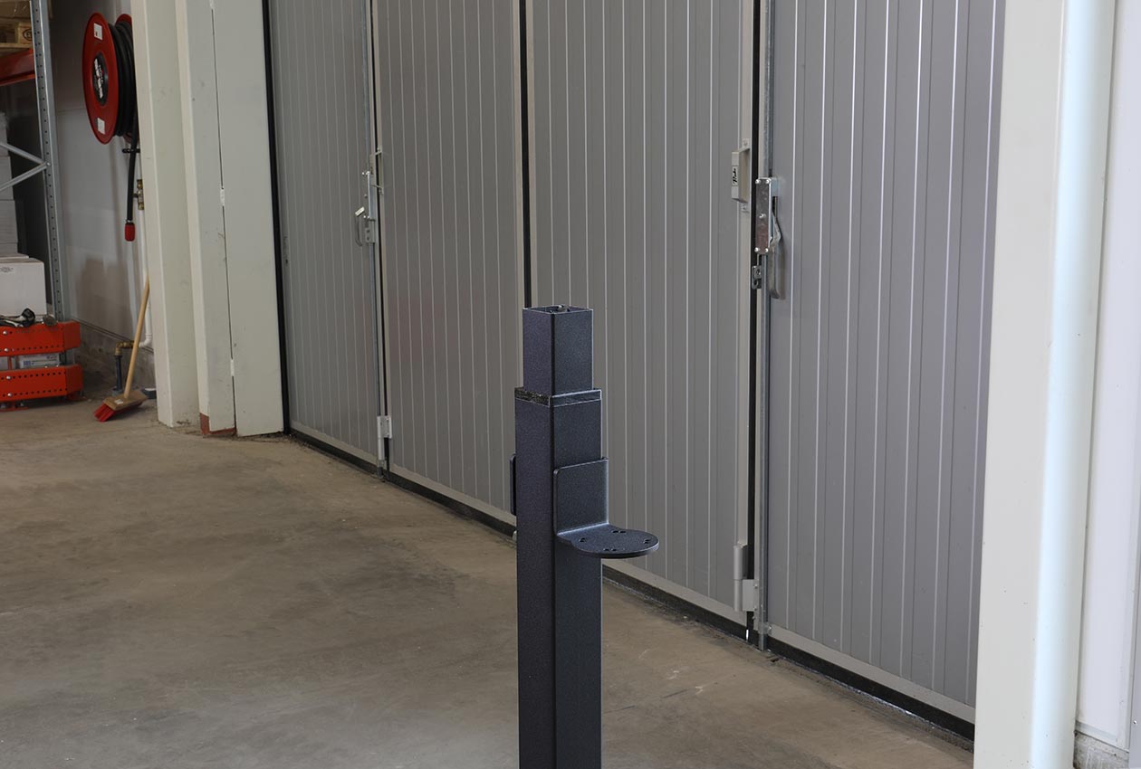 Brodit 217213 – Lisävarusteiden asennuslevy 50 × 50 mm pylväsprofiiliin, 2 × AMPS, 4 mm teräs - Image 5