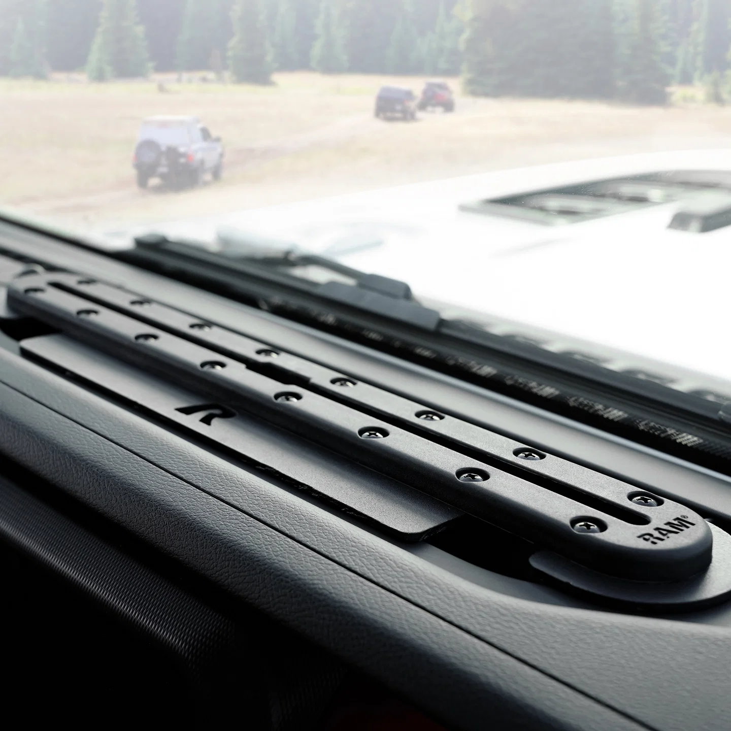 RAM Mount RAM-DT-204-TRACK-A12U - Tough-Track 12″ kojelautakisko Jeep JL/JLU ja Gladiator 2018–2023 - Image 3